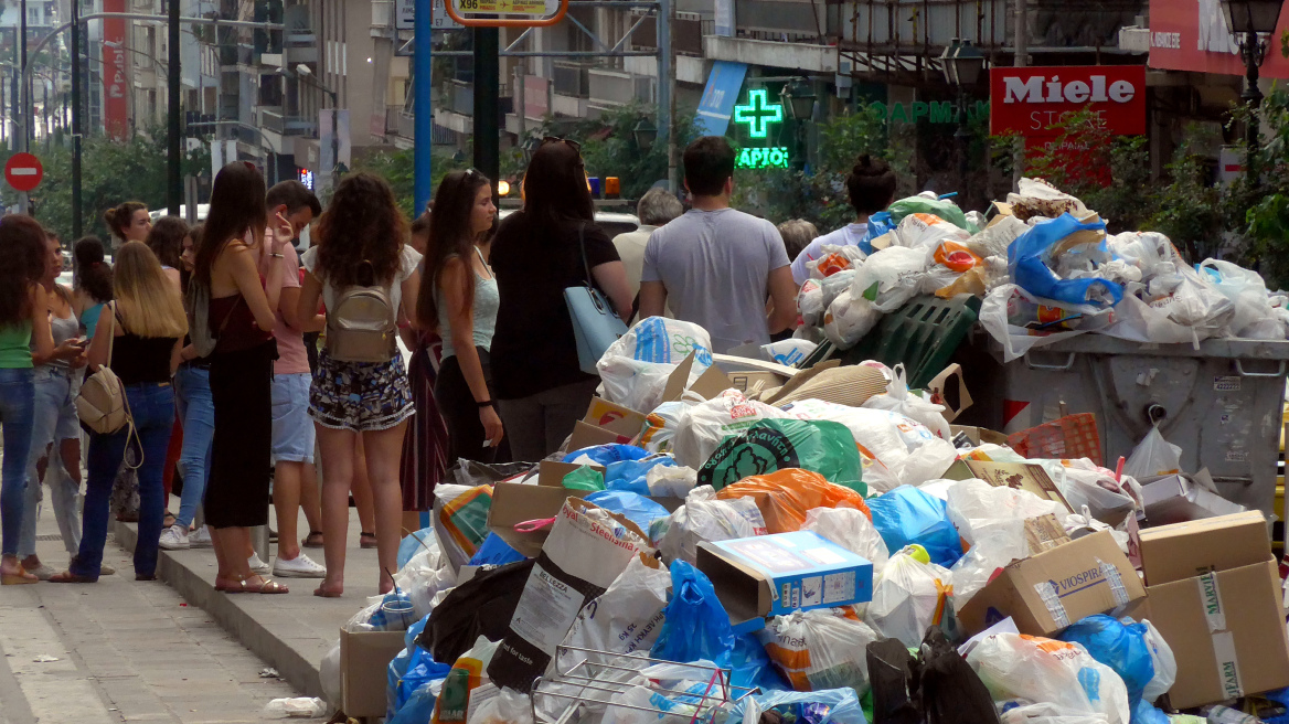 Deutsche Welle: «Στην Αθήνα, η βρωμιά από τα σκουπίδια έφτασε ήδη στον ουρανό»